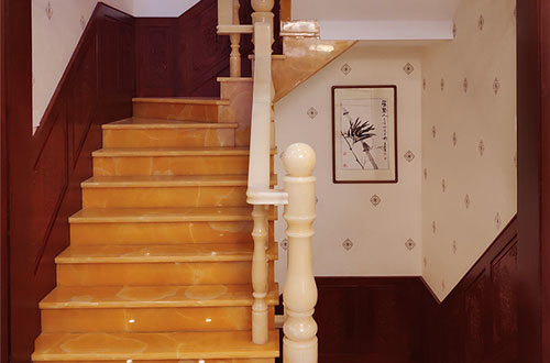 垣曲中式别墅室内汉白玉石楼梯的定制安装装饰效果